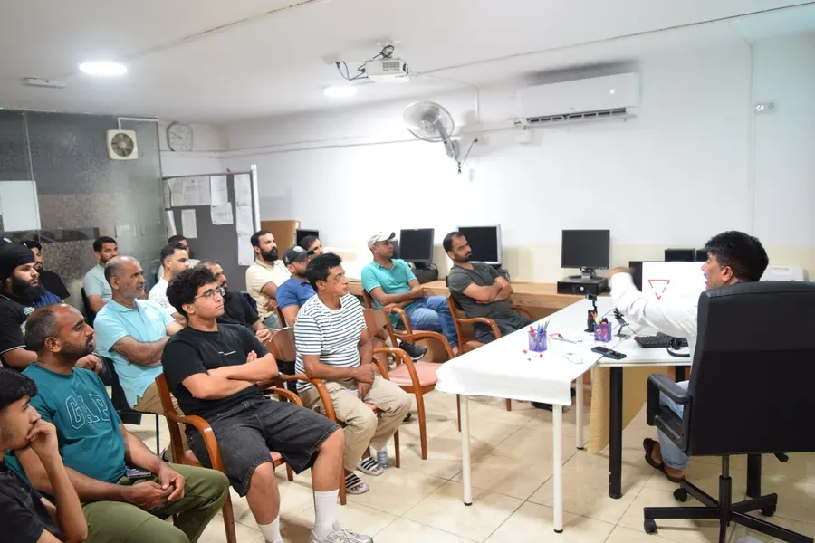 An instructor teaching a driving theory class at a BM Autoescuela centre